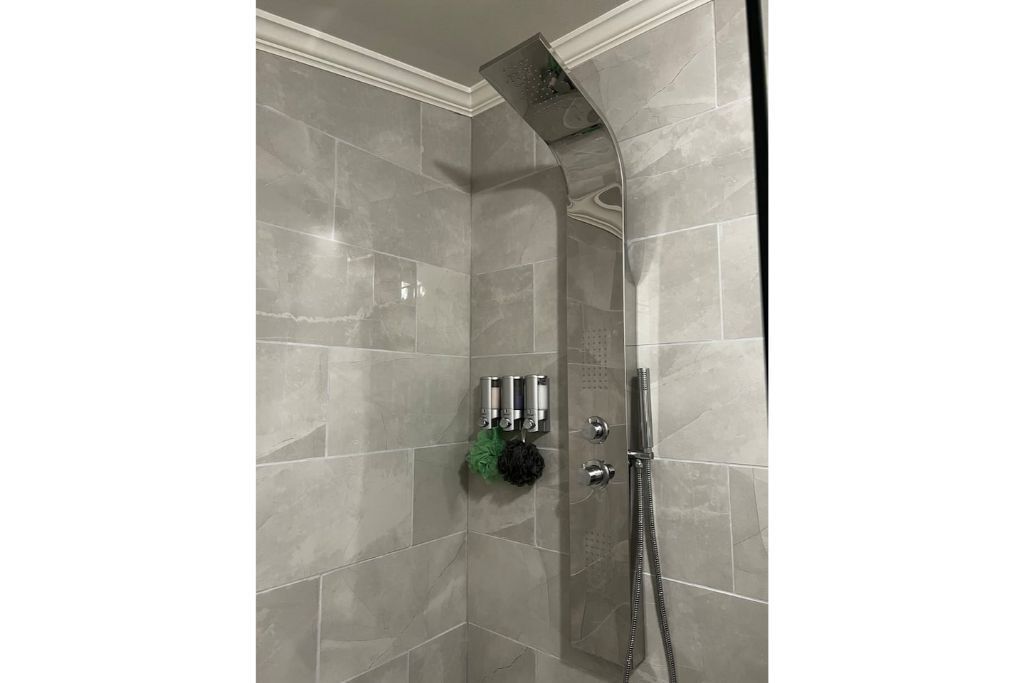 Modern, stylish lake front house. Sweeping views