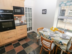 Fridge, dishwasher, electric kettle, toaster - Ty Coets, Morfa Farm (Llantwit Major)