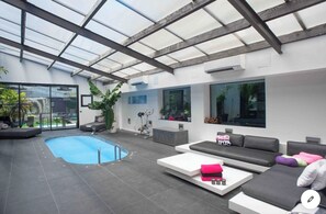 Indoor pool, a heated pool - Magnifique Villa Avec Piscine à 45 min de Paris (Pringy)