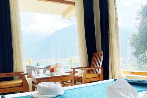 Luxurious Room with Hottub, Olive Manali Cottage