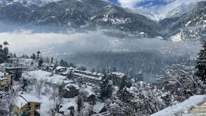 Eine gebirgige Landschaft mit schneebedeckten Gebäuden und einem Tal.