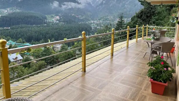 Een balkon met uitzicht op een vallei en bergen.