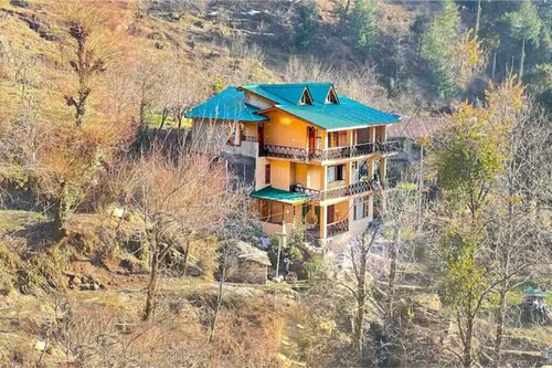 Luxury Wooden Room w/ Attic| Olive Manali Cottage