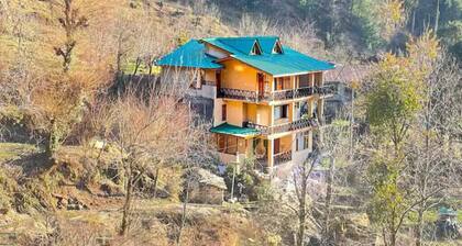 Luxury Wooden Room w/ Attic| Olive Manali Cottage