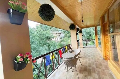 Luxury Wooden Room w/ Attic| Olive Manali Cottage