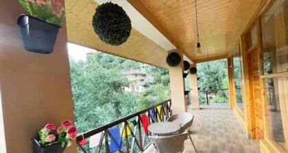 Luxury Wooden Room w/ Attic| Olive Manali Cottage