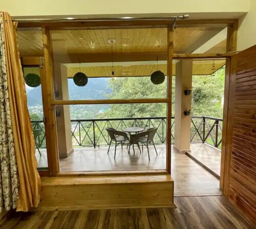 Spacious Wooden Room w/ Attic Olive Manali Cottage