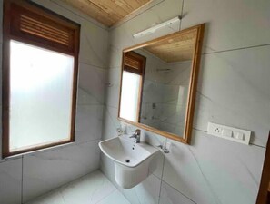 Dusche, Haartrockner, Handtücher