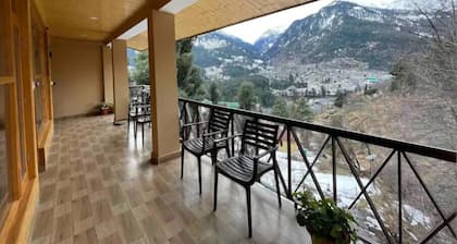 Spacious Wooden Room w/ Attic Olive Manali Cottage