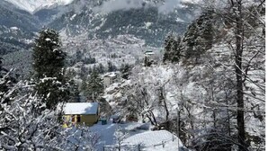 A snow-covered mountain landscape with a small house in the foreground. - Spacious Wooden Room w/ Attic Olive Manali Cottage (Manali)