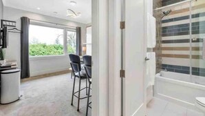 Une salle de bain moderne avec une douche à l’italienne, une baignoire et des toilettes.