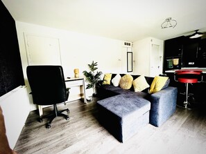 Living area - Mordenised 2 Bedroom House Close to City Centre (Leeds)
