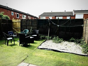 Property grounds - Mordenised 2 Bedroom House Close to City Centre (Leeds)