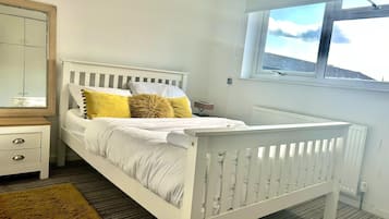 House | 2 bedrooms, iron/ironing board, free WiFi, bed sheets