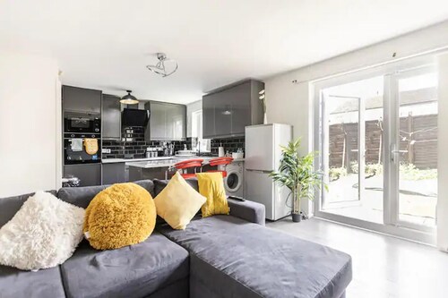 Mordenised 2 Bedroom House Close to City Centre