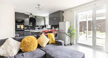 Mordenised 2 Bedroom House Close to City Centre