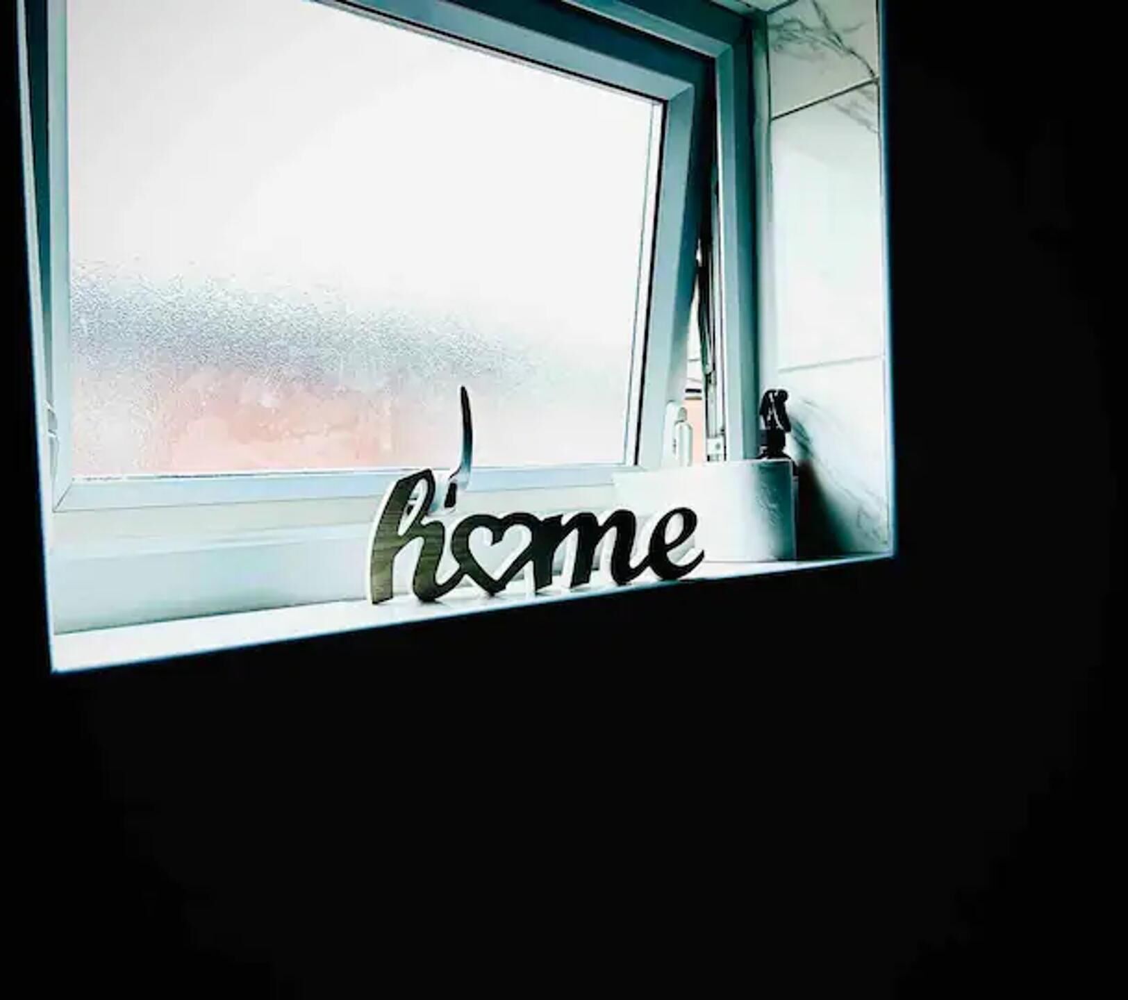 Ein Fenster mit satiniertem Glas und dem Wort 'home' darauf.