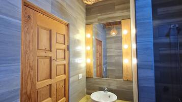 Superior Single Room | Bathroom | Shower, hair dryer, towels, soap
