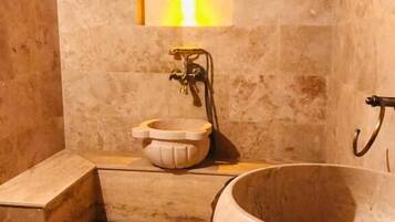 Phòng Economy, 1 phòng ngủ | Phòng tắm | Máy sấy tóc, dép đi trong nhà, dầu gội, giấy vệ sinh