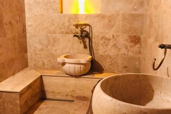 Economy Room, 1 Bedroom | Bathroom | Hair dryer, slippers, shampoo, toilet paper