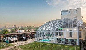 Piscina interna, funciona das 10h às 20h, espreguiçadeiras