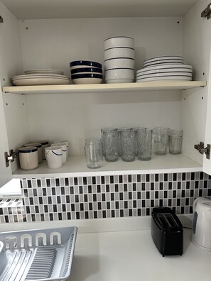 Een koffiezetapparaat/waterkoker, een koelkast, een magnetron, een oven