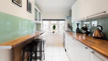 Een koelkast, een magnetron, een oven, een kookplaat