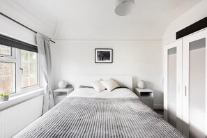 1 habitación, tabla de planchar con plancha, cuna de viaje y wifi 