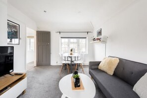 Smart TV, video games, books, streaming services - Clean Cozy & Bright Entire Flat 5min Harry Potter (Leavesden Green,)