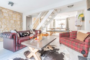 TV, fireplace - Cobb Cottage - Harbourside, permit parking (Weymouth)