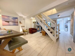 TV, fireplace - Cobb Cottage - Harbourside, permit parking (Weymouth)