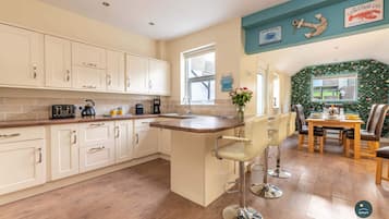 Kjøleskap, mikrobølgeovn, ovn og oppvaskmaskin