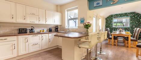 ثلاجة، ميكروويف، فرن، غسالة أطباق