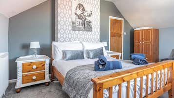 3 soverom, strykejern/-brett, reiseseng for barn og internettilgang