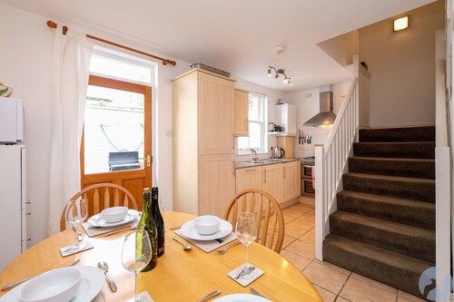 Sea Whisper- lovely home in charming village