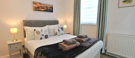 2 habitaciones, tabla de planchar con plancha, wifi y ropa de cama