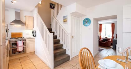 Sea Whisper- lovely home in charming village
