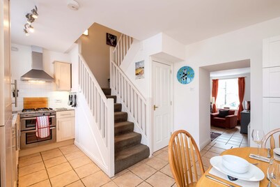 Sea Whisper- lovely home in charming village
