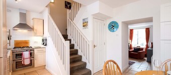 Sea Whisper- lovely home in charming village