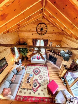 Téléviseur, foyer, lecteur de DVD, livres