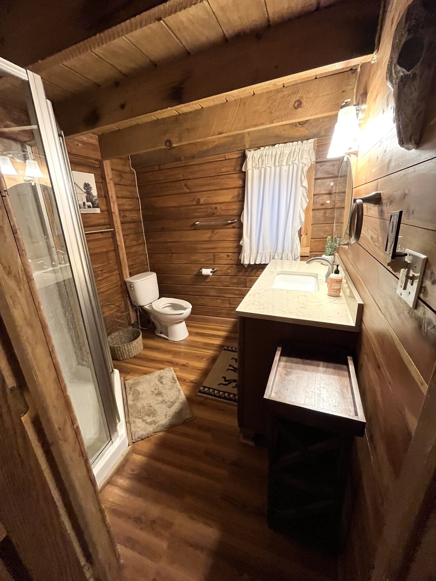 Cozy cabin with hot tub, grill, and firepit. Close to lake and pet friendly!