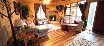 Timberline Cabins - The Birmingham Cabin, WiFi, Pets, Hot Tub, Fireplace