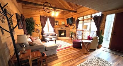 Timberline Cabins - The Birmingham Cabin, WiFi, Pets, Hot Tub, Fireplace