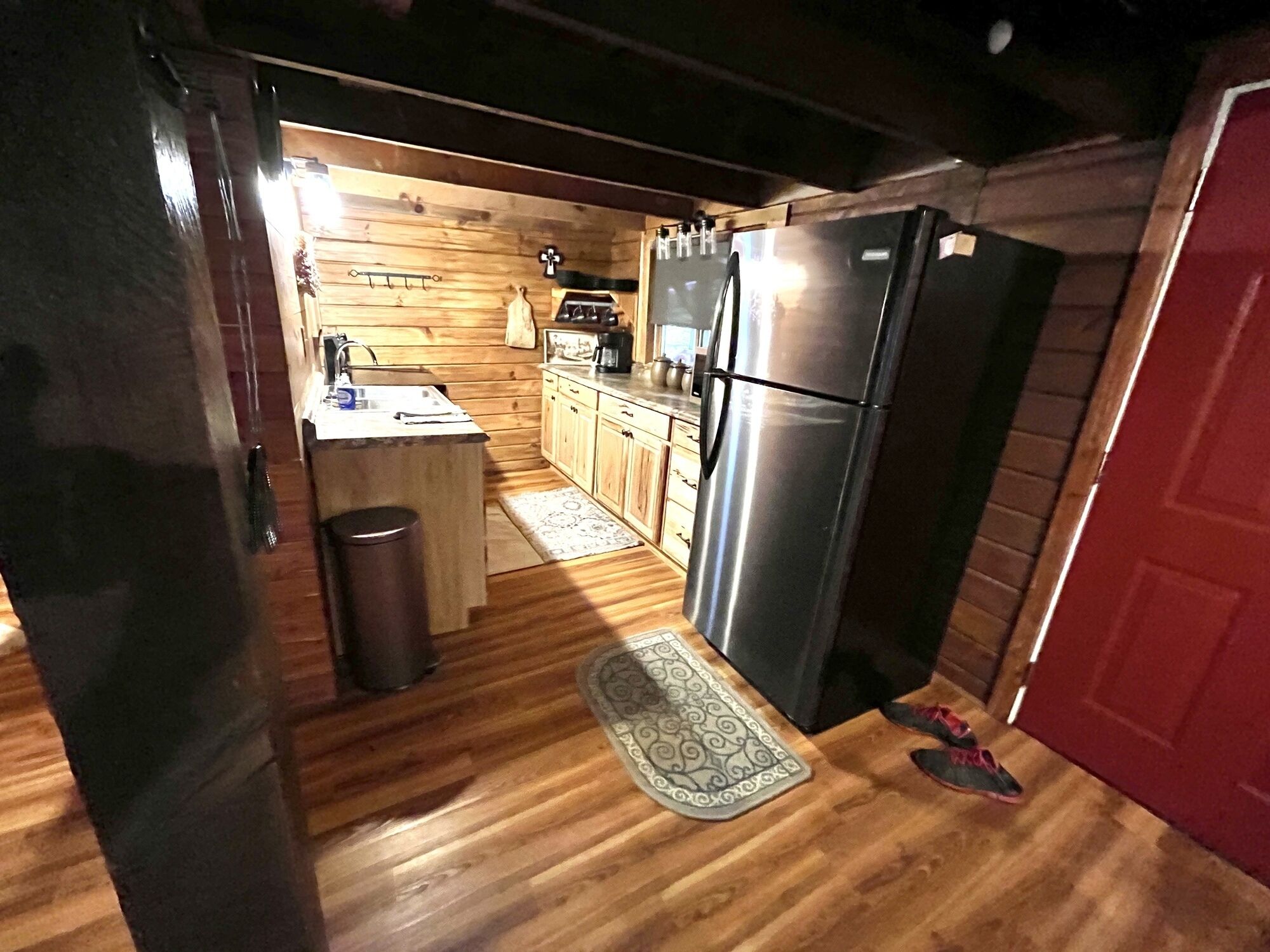 Cozy cabin with hot tub, grill, and firepit. Close to lake and pet friendly!