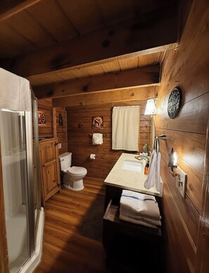 Douche, séchoir à cheveux, serviettes fournies