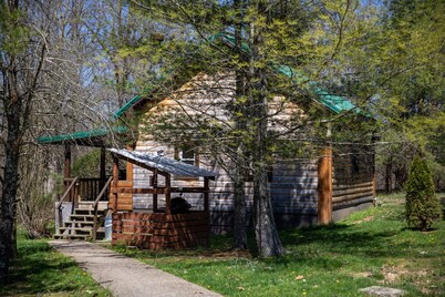 Timberline Cabins - The Huntington Cabin - WiFi, Hot Tub, Fireplace