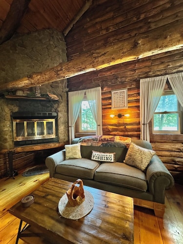 Timberline Cabins - The Richmond Cabin - Hot tub, Pets, WiFi, Fireplace