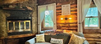 Timberline Cabins - The Richmond Cabin - Hot tub, Pets, WiFi, Fireplace