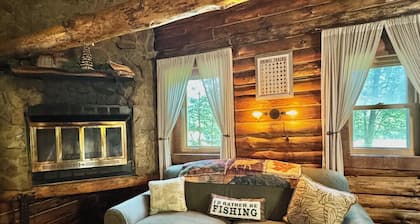 Timberline Cabins - The Richmond Cabin - Hot tub, Pets, WiFi, Fireplace