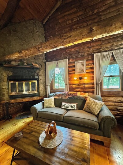 Timberline Cabins - The Richmond Cabin - Hot tub, Pets, WiFi, Fireplace